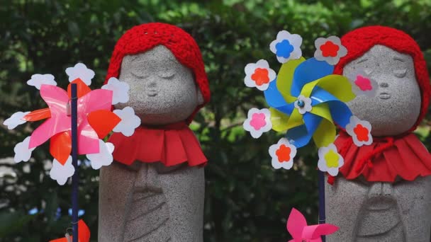 Statue gardienne portant un chapeau rouge à Tokyo de jour — Video