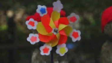 Tokyo'da gündüz kırmızı şapka giyen heykel koruyucusu