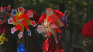 Tokyo'da gündüz kırmızı şapka giyen heykel koruyucusu