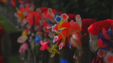 Tokyo'da gündüz kırmızı şapka giyen heykel koruyucusu