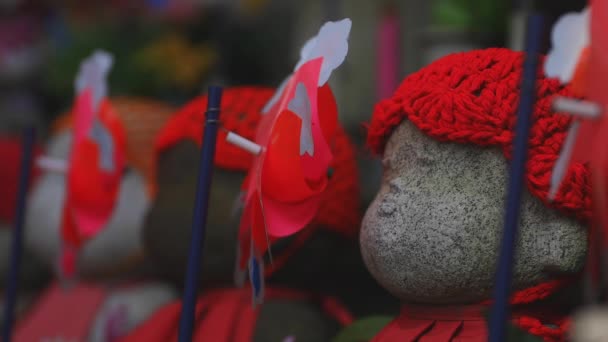 Statue vokter iført rød hatt i Tokyo dagtid – stockvideo