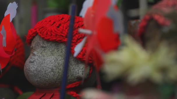 Guardián de la estatua con sombrero rojo en Tokio durante el día — Vídeos de Stock