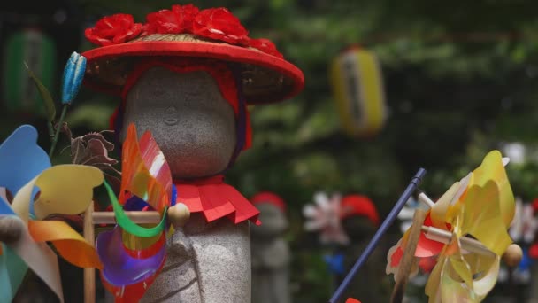 Estátua guardiã usando chapéu vermelho em Tóquio durante o dia — Vídeo de Stock