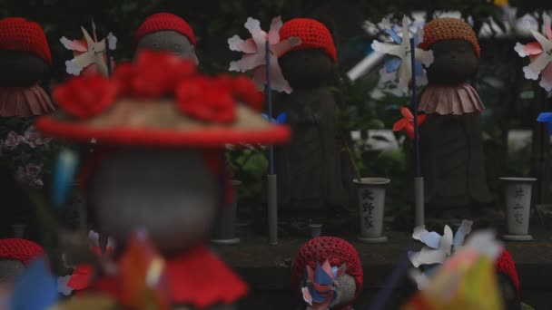 Статуя опікун носіння Red Hat в Токіо денний — стокове відео