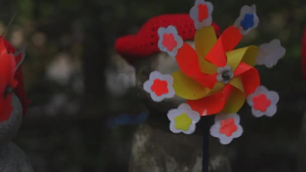 Statuenwächter mit rotem Hut in Tokio tagsüber — Stockvideo