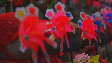 Tokyo'da gündüz kırmızı şapka giyen heykel koruyucusu