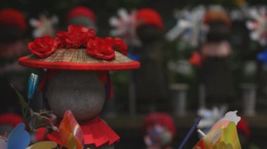 Tokyo'da gündüz kırmızı şapka giyen heykel koruyucusu