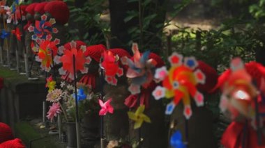 Tokyo'da gündüz kırmızı şapka giyen heykel koruyucusu