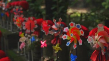 Tokyo'da gündüz kırmızı şapka giyen heykel koruyucusu