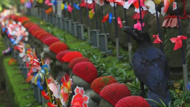 Statue gardienne portant un chapeau rouge à Tokyo de jour — Video