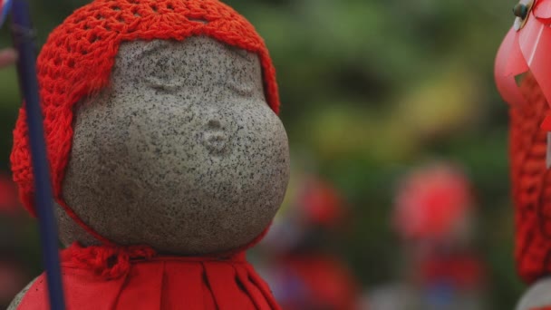 Statue guardian wearing red hat in Tokyo daytime — Stock Video