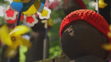 Tokyo'da gündüz kırmızı şapka giyen heykel koruyucusu