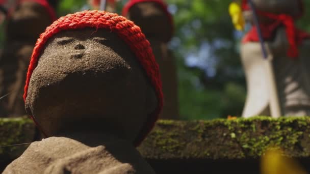 Statue gardienne portant un chapeau rouge à Tokyo de jour — Video