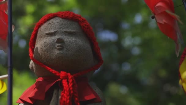 Standbeeld Guardian dragen rode hoed in Tokio overdag — Stockvideo