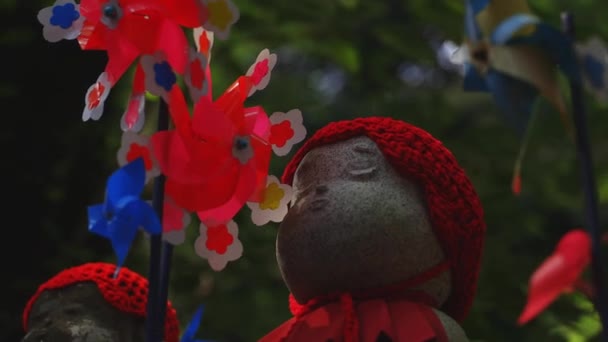 Guardián de la estatua con sombrero rojo en Tokio durante el día — Vídeo de stock