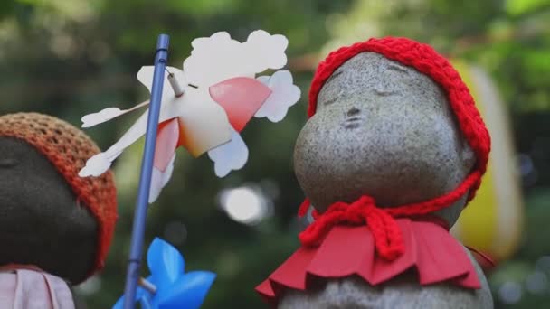 Estátua guardiã usando chapéu vermelho em Tóquio durante o dia — Vídeo de Stock