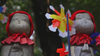 Tokyo'da gündüz kırmızı şapka giyen heykel koruyucusu