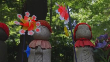 Tokyo'da gündüz kırmızı şapka giyen heykel koruyucusu