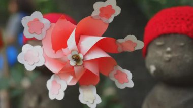 Tokyo'da gündüz kırmızı şapka giyen heykel koruyucusu