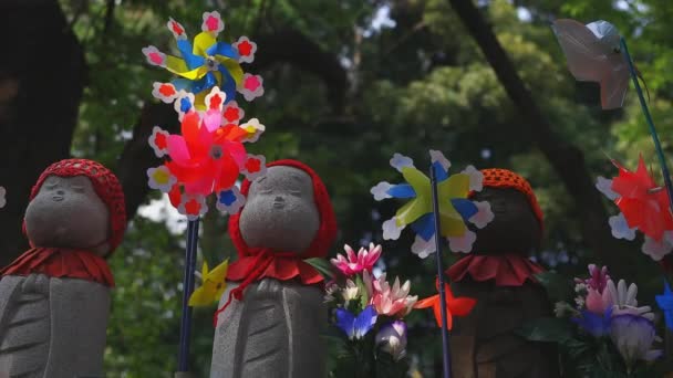 Φύλακας άγαλμα που φοράει κόκκινο καπέλο στο Τόκιο το πρωί — Αρχείο Βίντεο