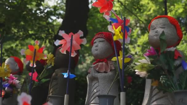 Statue gardienne portant un chapeau rouge à Tokyo de jour — Video