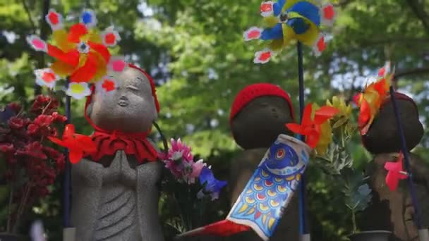 Φύλακας άγαλμα που φοράει κόκκινο καπέλο στο Τόκιο το πρωί — Αρχείο Βίντεο