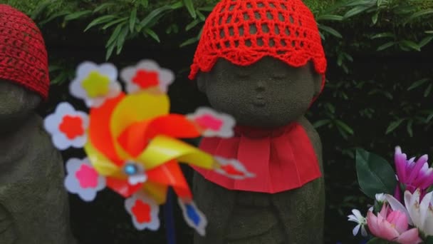 Estátua guardiã usando chapéu vermelho em Tóquio durante o dia — Vídeo de Stock