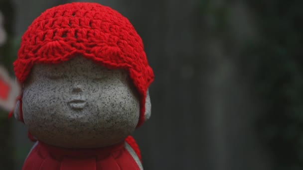 Statue gardienne portant un chapeau rouge à Tokyo de jour — Video