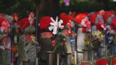Tokyo'da gündüz kırmızı şapka giyen heykel koruyucusu