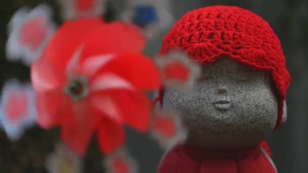 Estátua guardiã usando chapéu vermelho em Tóquio durante o dia — Vídeo de Stock