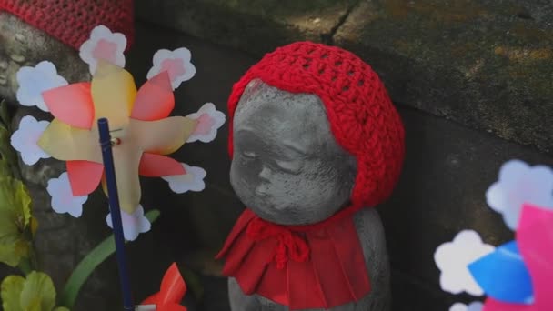 Statue guardian wearing red hat in Tokyo daytime — Stock Video