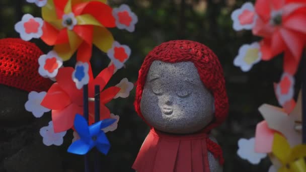 Statue gardienne portant un chapeau rouge à Tokyo de jour — Video