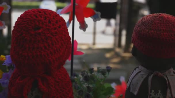 Охранник статуи в красной шляпе днем в Токио — стоковое видео