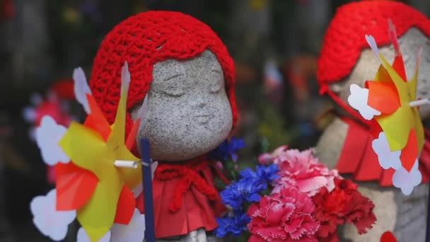Statuenwächter mit rotem Hut in Tokio tagsüber — Stockvideo
