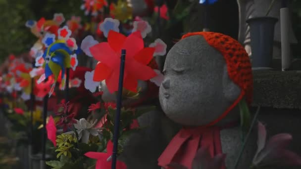 Statue gardienne portant un chapeau rouge à Tokyo de jour — Video