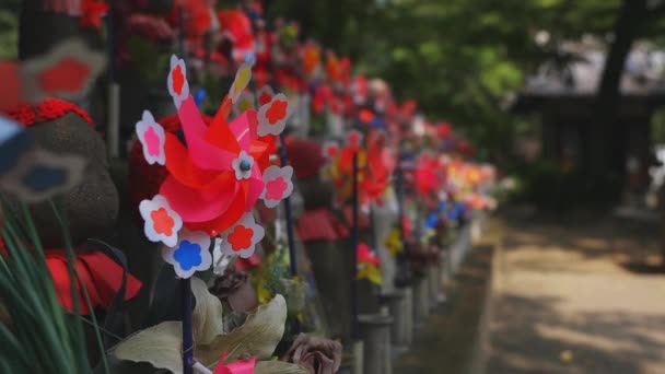 Statue gardienne portant un chapeau rouge à Tokyo de jour — Video