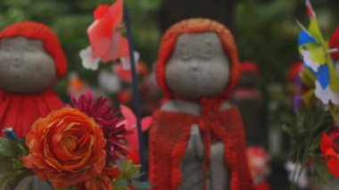 Tokyo'da gündüz kırmızı şapka giyen heykel koruyucusu