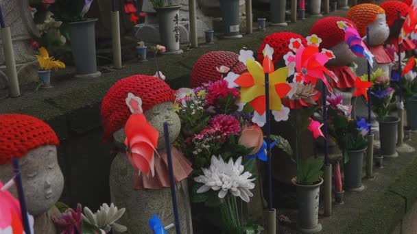 Statue gardienne portant un chapeau rouge à Tokyo de jour — Video