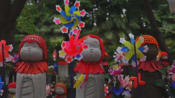 Estátua guardiã usando chapéu vermelho em Tóquio durante o dia — Vídeo de Stock