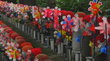 Tokyo'da gündüz kırmızı şapka giyen heykel koruyucusu