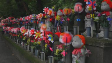 Tokyo'da gündüz kırmızı şapka giyen heykel koruyucusu