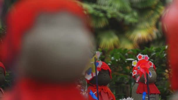 Statue gardienne portant un chapeau rouge à Tokyo de jour — Video