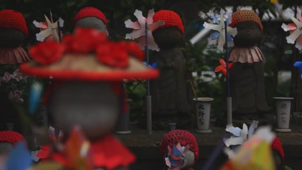 Statua custode con cappello rosso di giorno a Tokyo — Video Stock