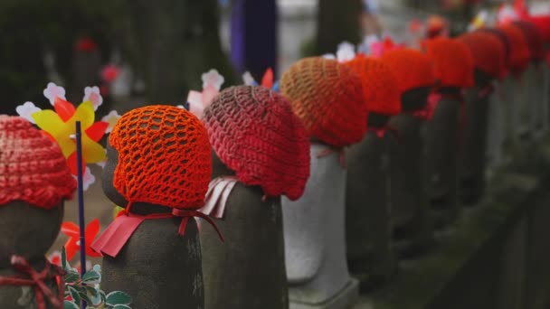 Patung penjaga mengenakan topi merah di Tokyo siang hari — Stok Video