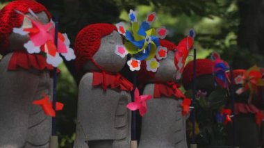 Tokyo'da gündüz kırmızı şapka giyen heykel koruyucusu