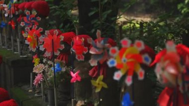 Tokyo'da gündüz kırmızı şapka giyen heykel koruyucusu