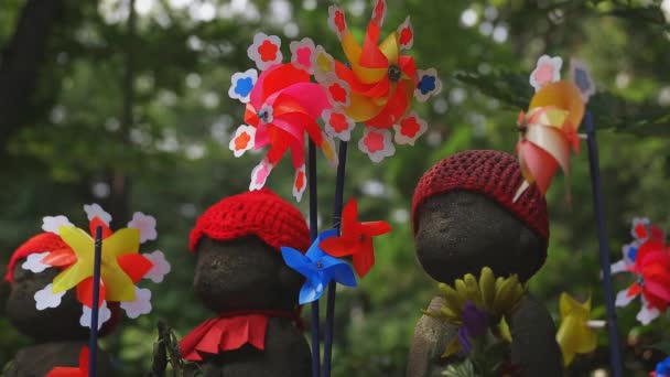 Statue gardienne portant un chapeau rouge à Tokyo de jour — Video