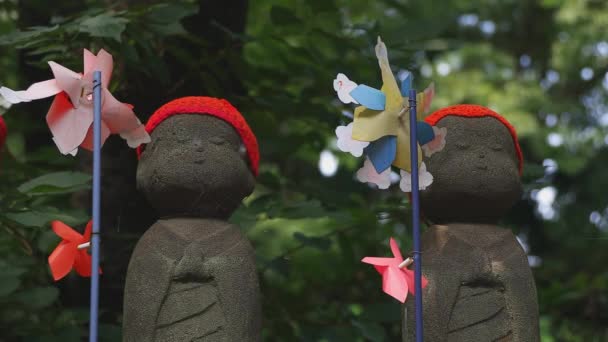 Statue gardienne portant un chapeau rouge à Tokyo de jour — Video