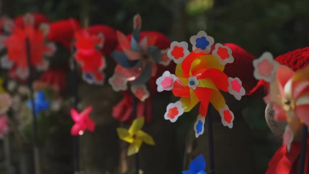 Tokyo'da gündüz kırmızı şapka giyen heykel koruyucusu — Stok video