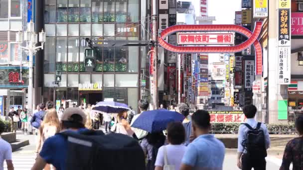 Shinjuku şehir caddesinde yürüyüş insanlar — Stok video